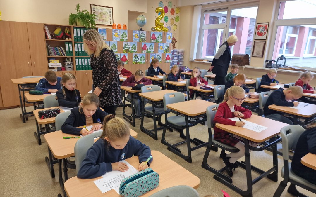 „Romuvos“ progimnazijoje įvyko 1-4 klasių mokinių dailyraščio konkursas „Auksinė plunksnelė“