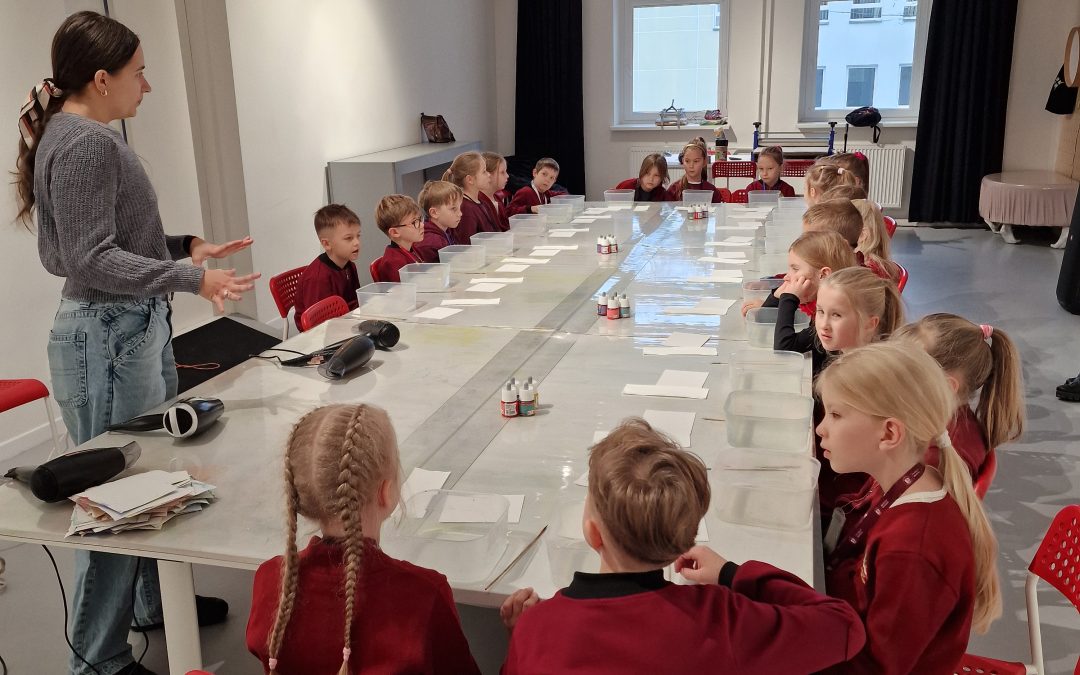 1b VDM klasės mokinių pamoka Šiaulių dailės galerijoje