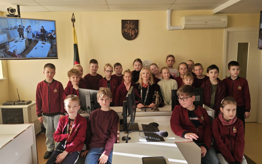 3b klasės mokiniai lankėsi Šiaulių apylinkės teisme