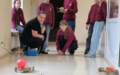  4b VDM klasės mokiniai dalyvavo edukacinėse veiklose „Lego lenktyninis automobilis” ir „Balionu varoma mašina” VU Šiaulių akademijos STEAM centre
