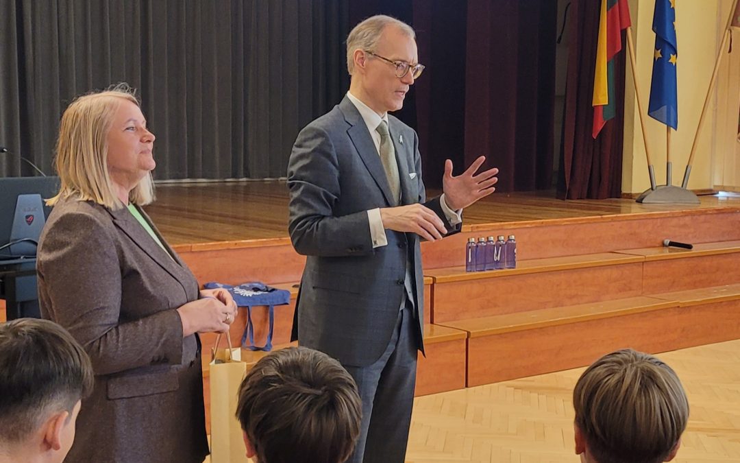 Garbingas svečias progimnazijoje – diplomatas Ernestas Grabažis